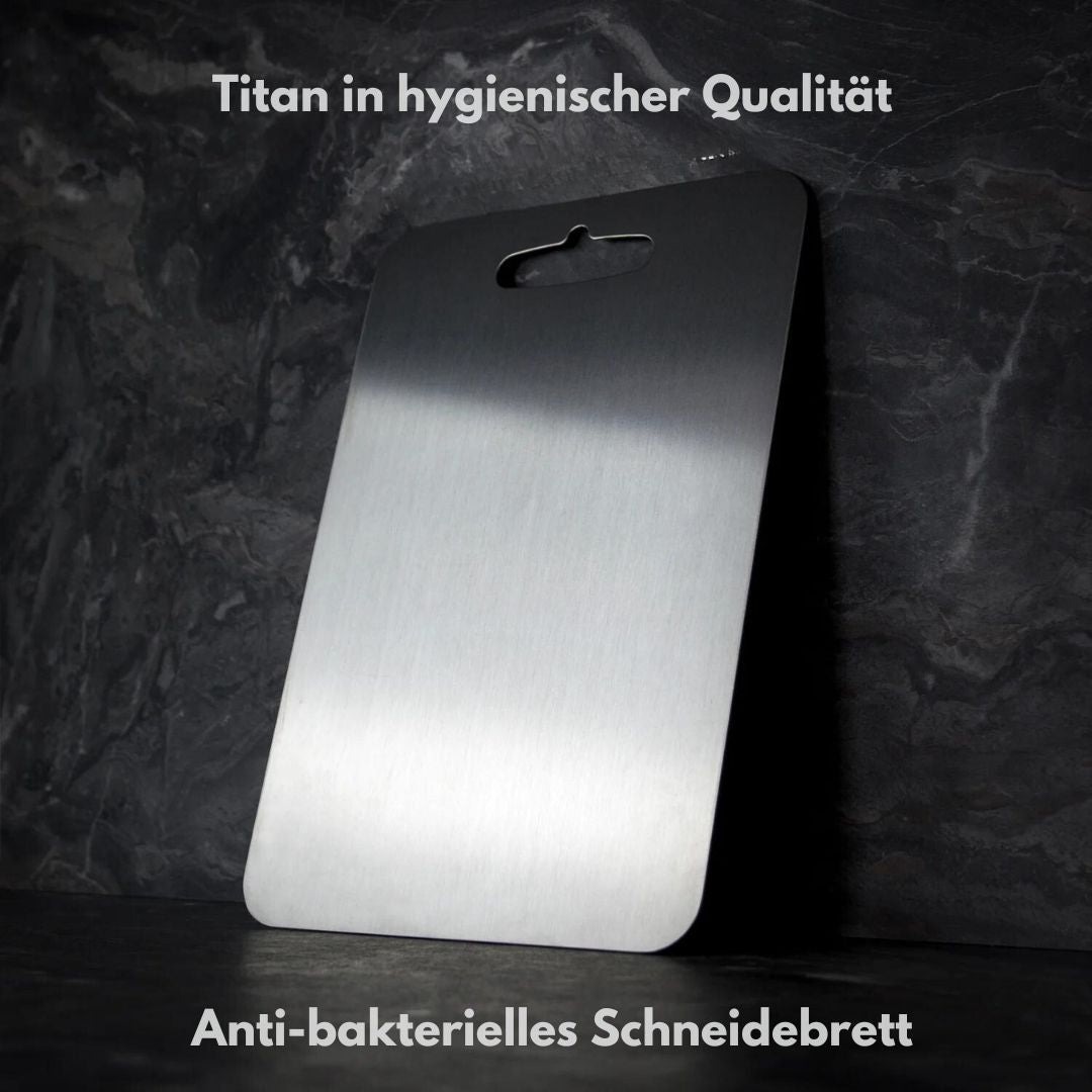 Antibakterielles Titan-Schneidebrett 1.5 mm mit gebürsteter Oberfläche auf dunkler Arbeitsplatte